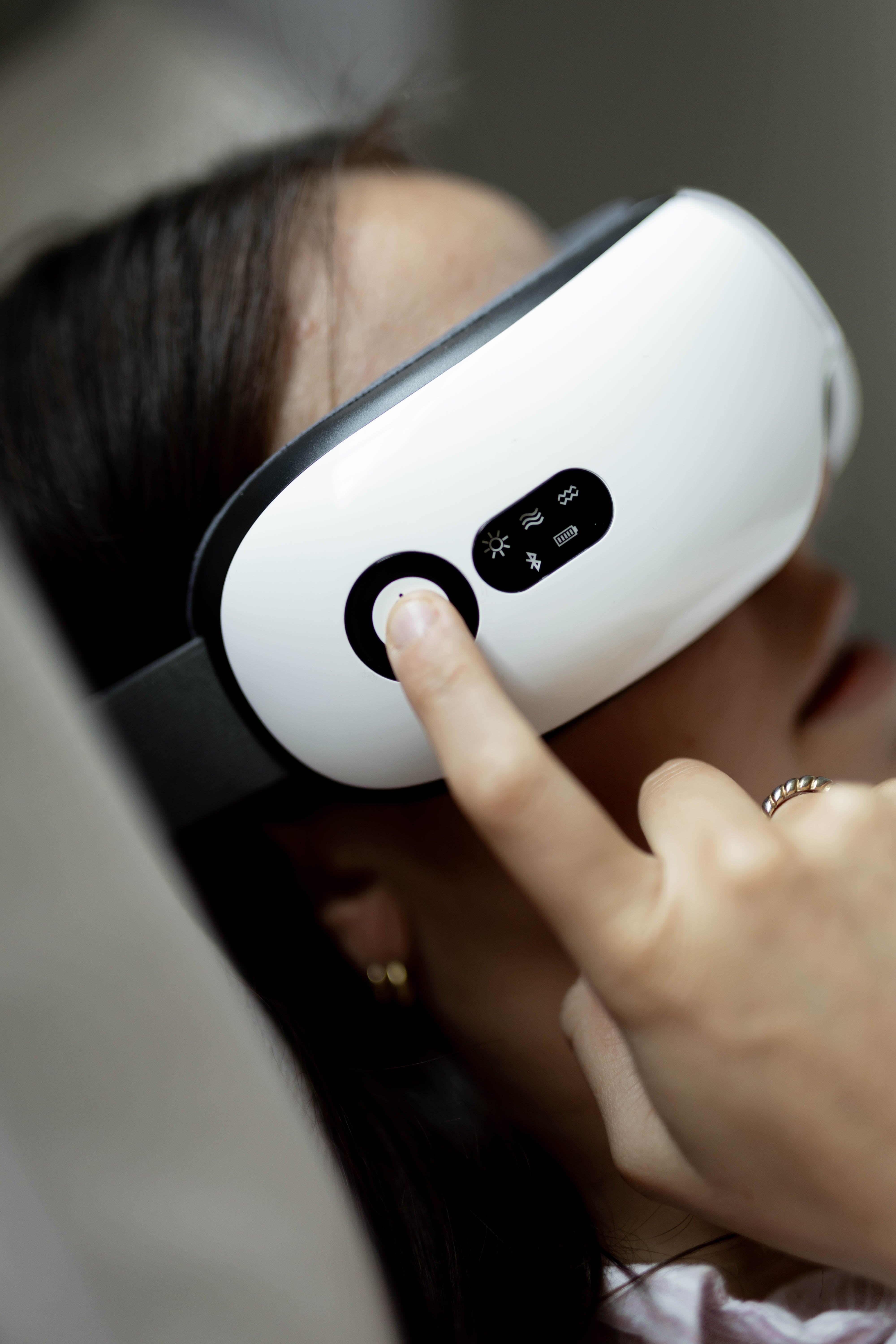 Eye massager
